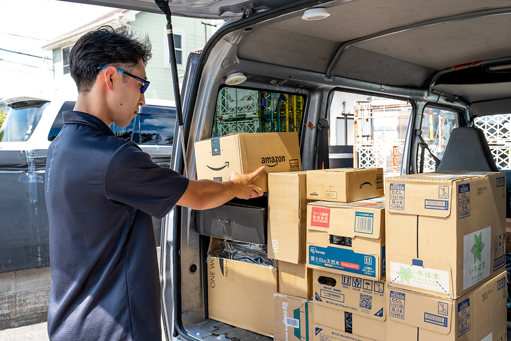 荷物の配達風景画像