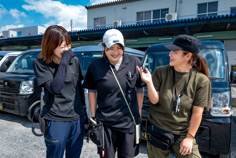 楽しそうに笑う女性ドライバー画像